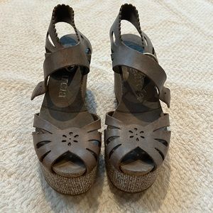 Pedro Gracia Gray Wedge, Size 38